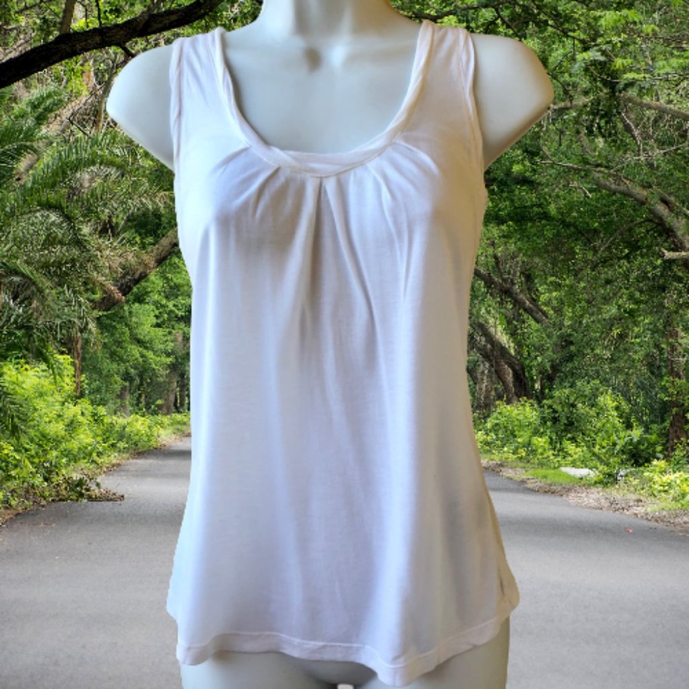 Club Monaco White Sleeveless Blouse Top Feminine Scoop Neck